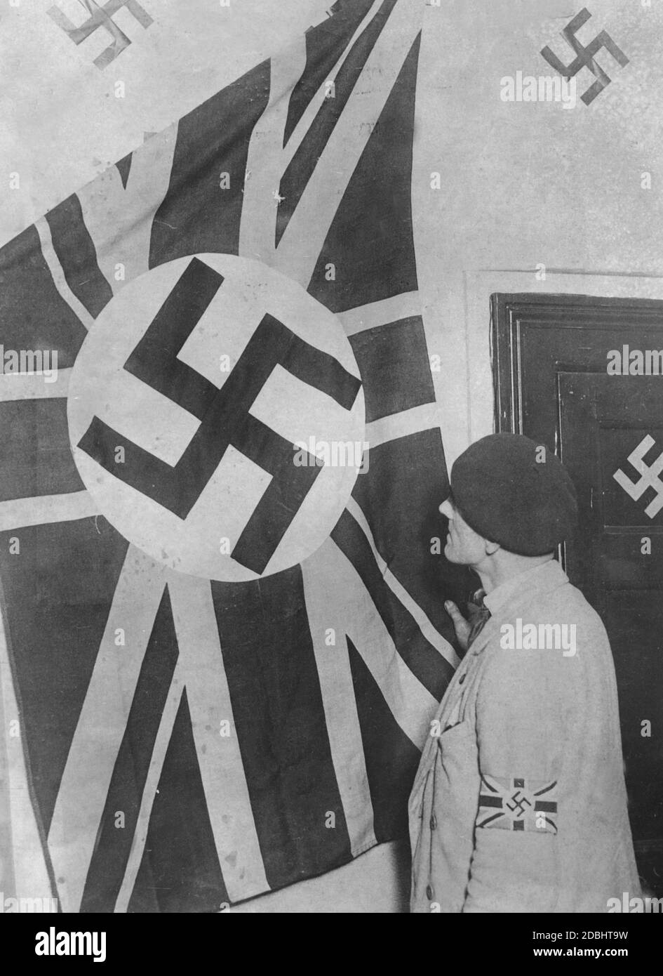 'Die 'Imperial Fascists League'' erhob den Union Jack am 18. Oktober 1933 mit einem Hakenkreuz am Hauptsitz in Craven St. Strand in London. Nach einem Verbot des Innenministeriums wurde die Flagge wieder entfernt." Stockfoto
