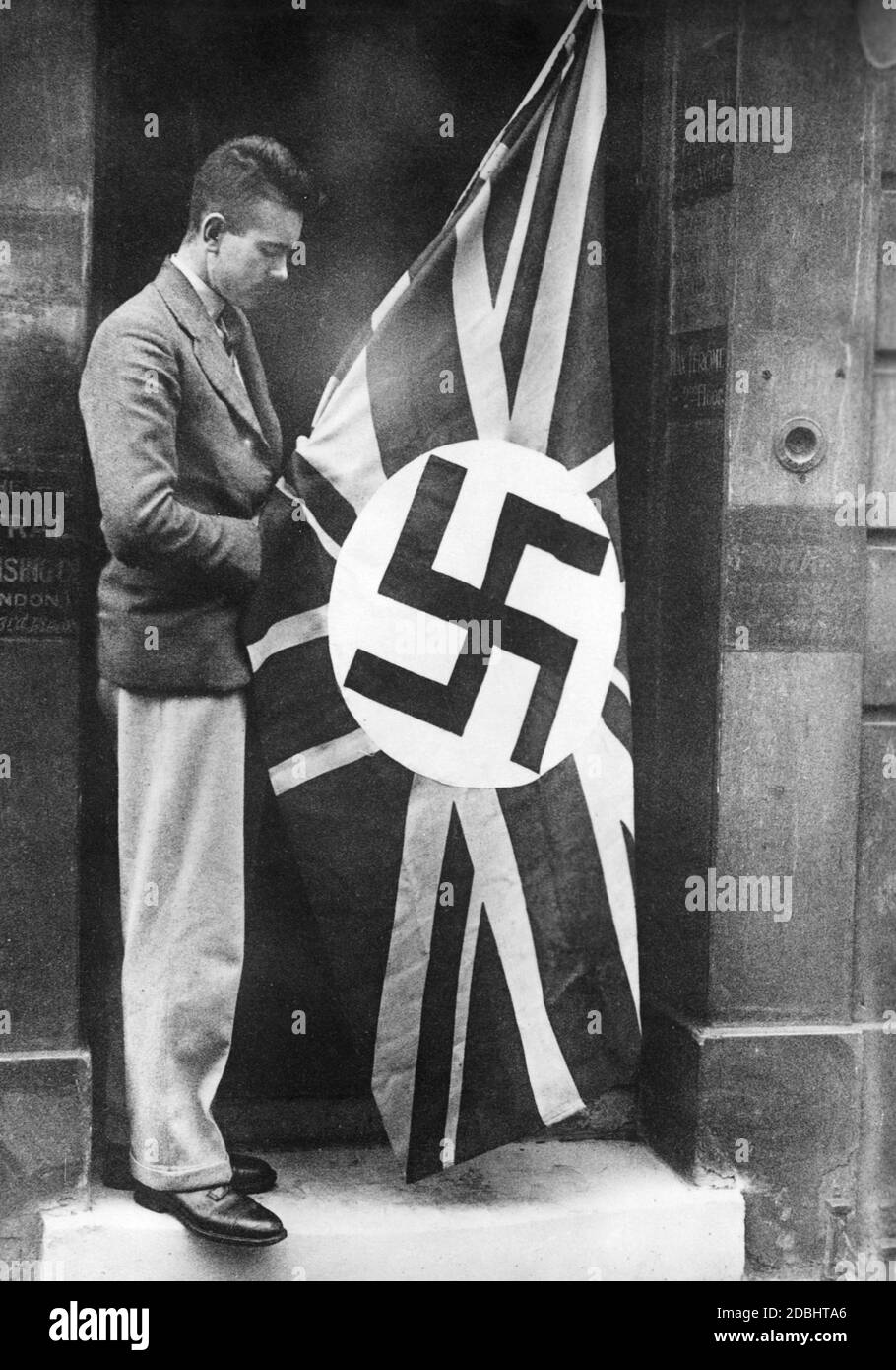 'Die 'Imperial Fascists League'' erhob den Union Jack am 18. Oktober 1933 mit einem Hakenkreuz am Hauptsitz in Craven St. Strand in London. Nach einem Verbot des Innenministeriums wurde die Flagge wieder entfernt." Stockfoto