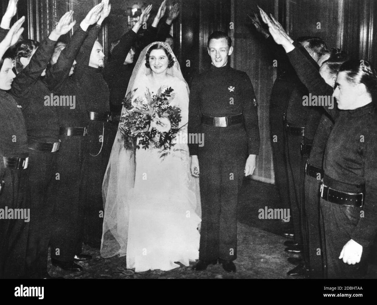 Hochzeit von Ian Hope Dundas, Stabschef der British Union of Fascists (BUF), und Pamela Ernestine Dorman in der St. Michael's Church in London. Das Paar verlässt die Kirche nach der Hochzeitszeremonie durch einen Ehrenwächter von Parteimitgliedern. Stockfoto