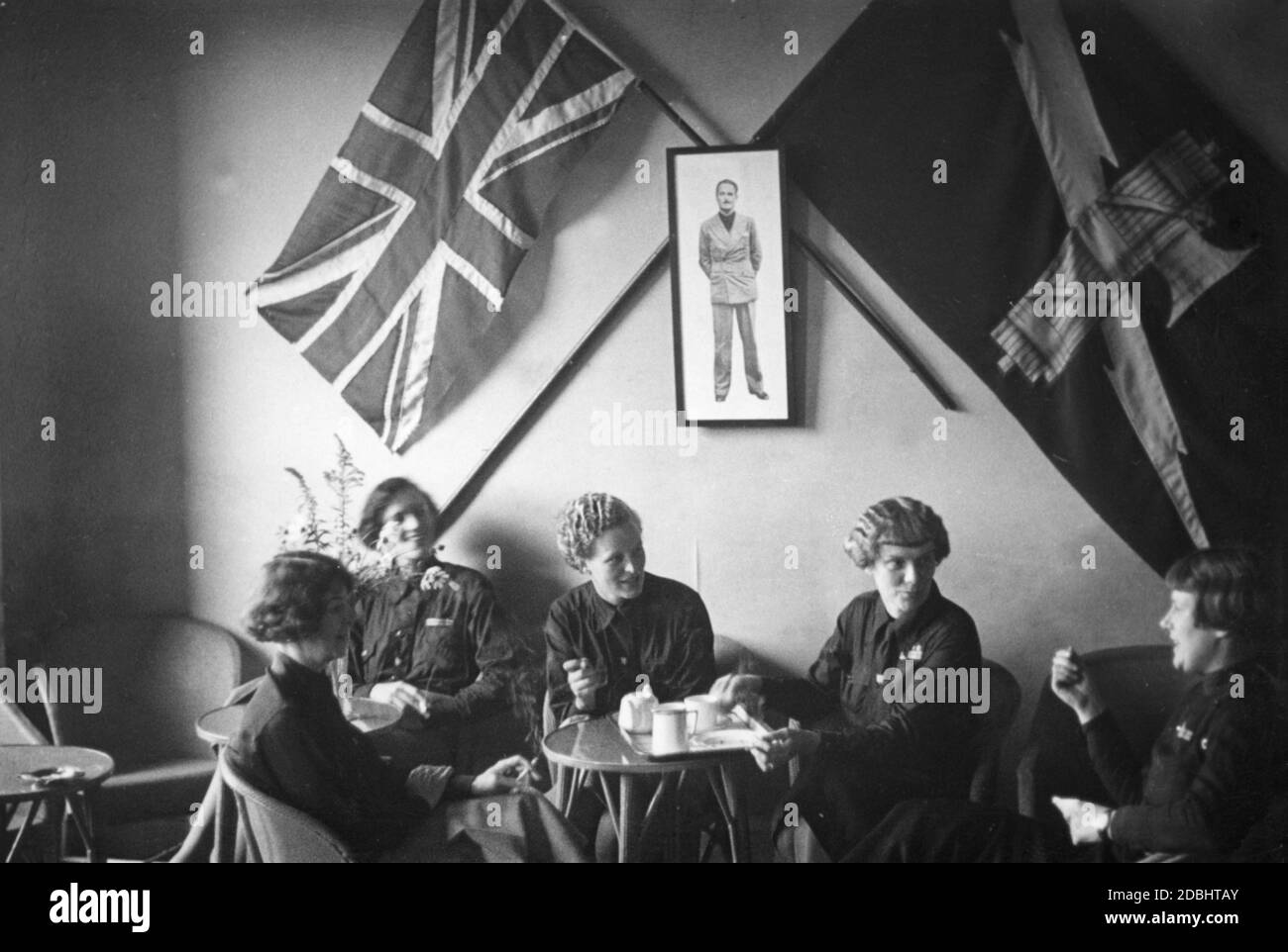 'Weibliche Mitglieder der ''British Union of Fascists'' (BUF) an ihrem Hauptsitz in London. Im Hintergrund an der Wand hängt ein Bild von Oswald Mosley. (Undatierte Aufnahme)' Stockfoto