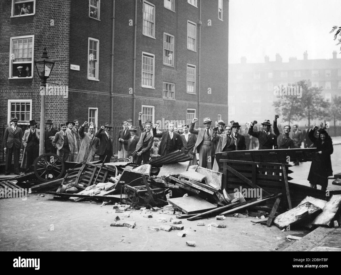 "Die Mitglieder haben eine Barrikade in der Pilgerstraße errichtet, um den marsch der 'British Union of Fascists' (BUF) unter Oswald Mosley durch South London zu verhindern." Stockfoto