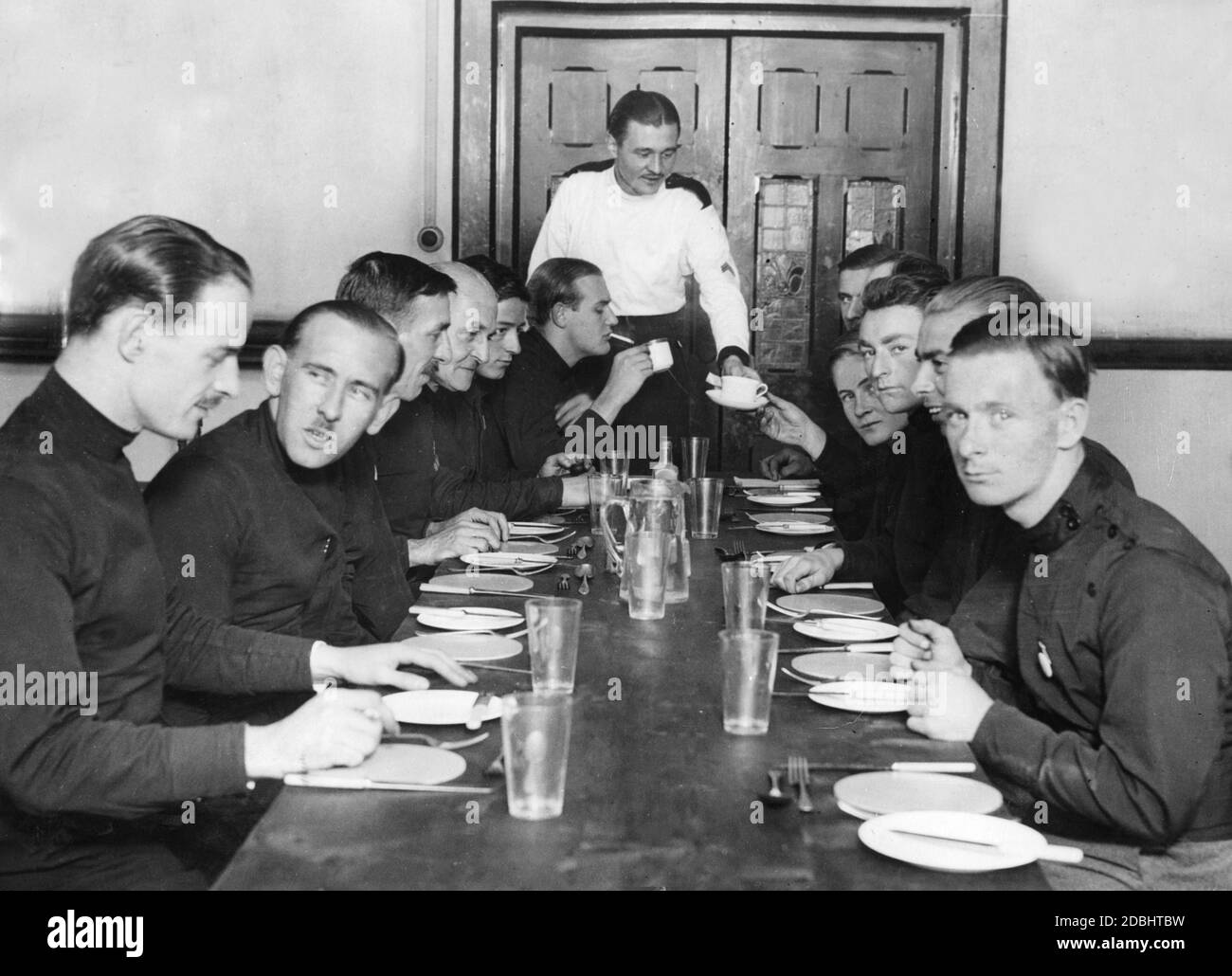 'Mitglieder der ''British Union of Fascists'' (BUF) beim Abendessen im neuen Hauptquartier im Londoner Chelsea-Viertel. Vorne links, Oswald Mosley. (Undatierte Aufnahme)' Stockfoto