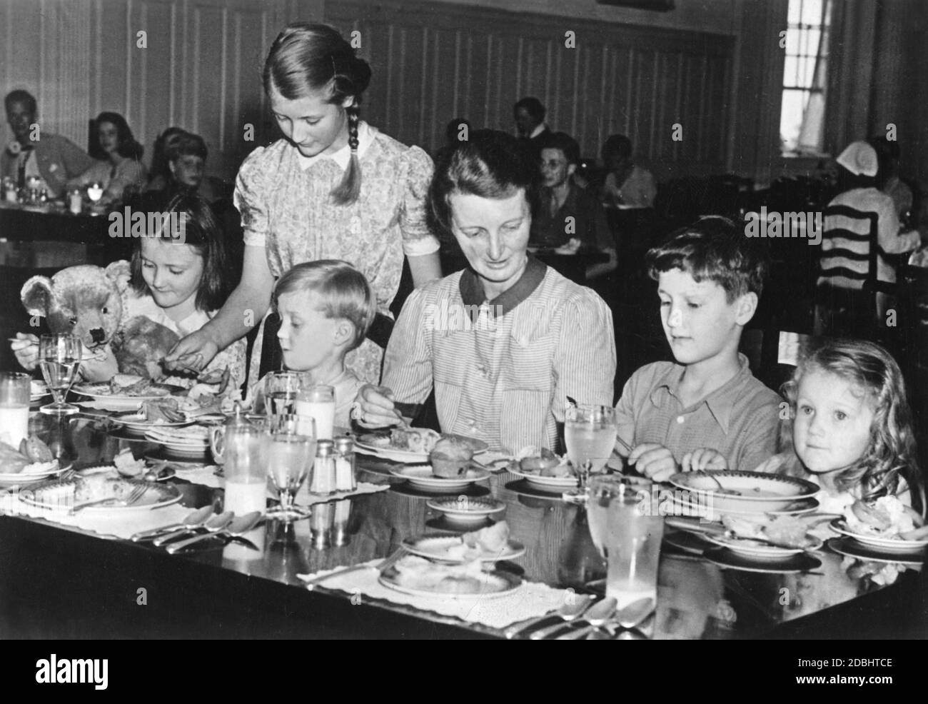 Englische Kinder evakuierten in die USA auf der Flucht vor einer möglichen Invasion Großbritanniens im Zweiten Weltkrieg, beim Frühstück nach ihrer Ankunft in New York City. Stockfoto