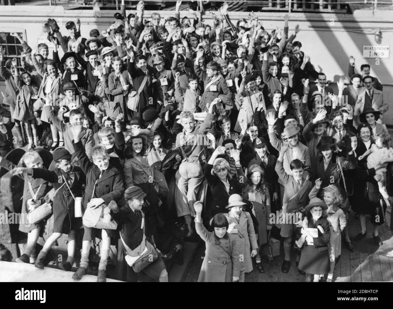 'Englische Kinder, die auf dem Flug von einer möglichen Invasion Großbritanniens im Zweiten Weltkrieg in die USA evakuiert wurden Welle auf Deck der ''S.S. Samaria'' bei ihrer Ankunft in New York City.' Stockfoto