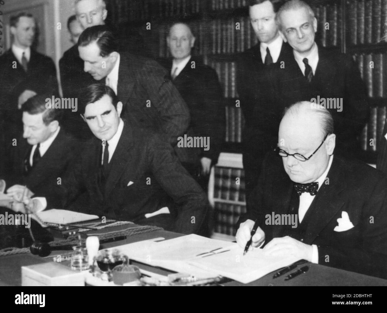 'Winston Churchill (rechts) bei der Unterzeichnung des 'Destroyer for Basen Agreement' zwischen Großbritannien und den USA im Jahr 1941.' Stockfoto