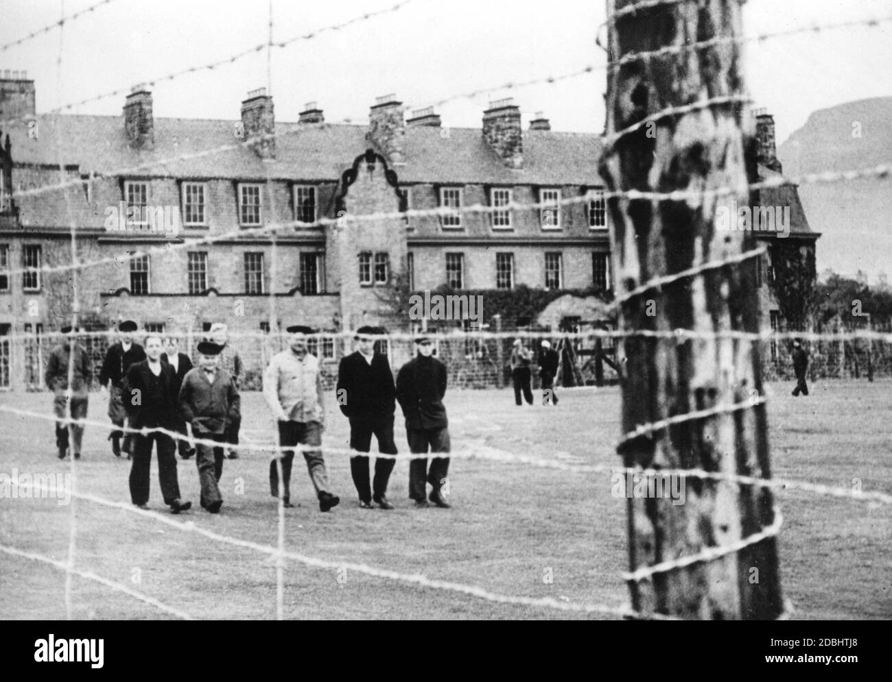 Eine deutsche U-Boot-Besatzung, die während ihrer Gefangenschaft in Großbritannien in einem Hof herumläuft. Stockfoto