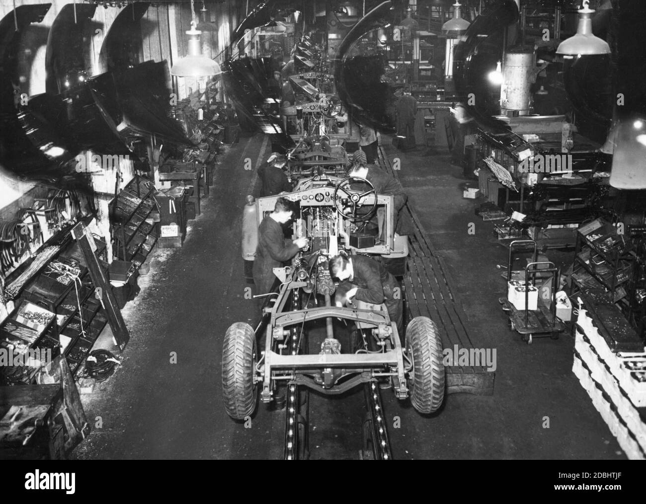 Arbeiter montieren Militärfahrzeuge in einer englischen Rüstungsfabrik. Stockfoto