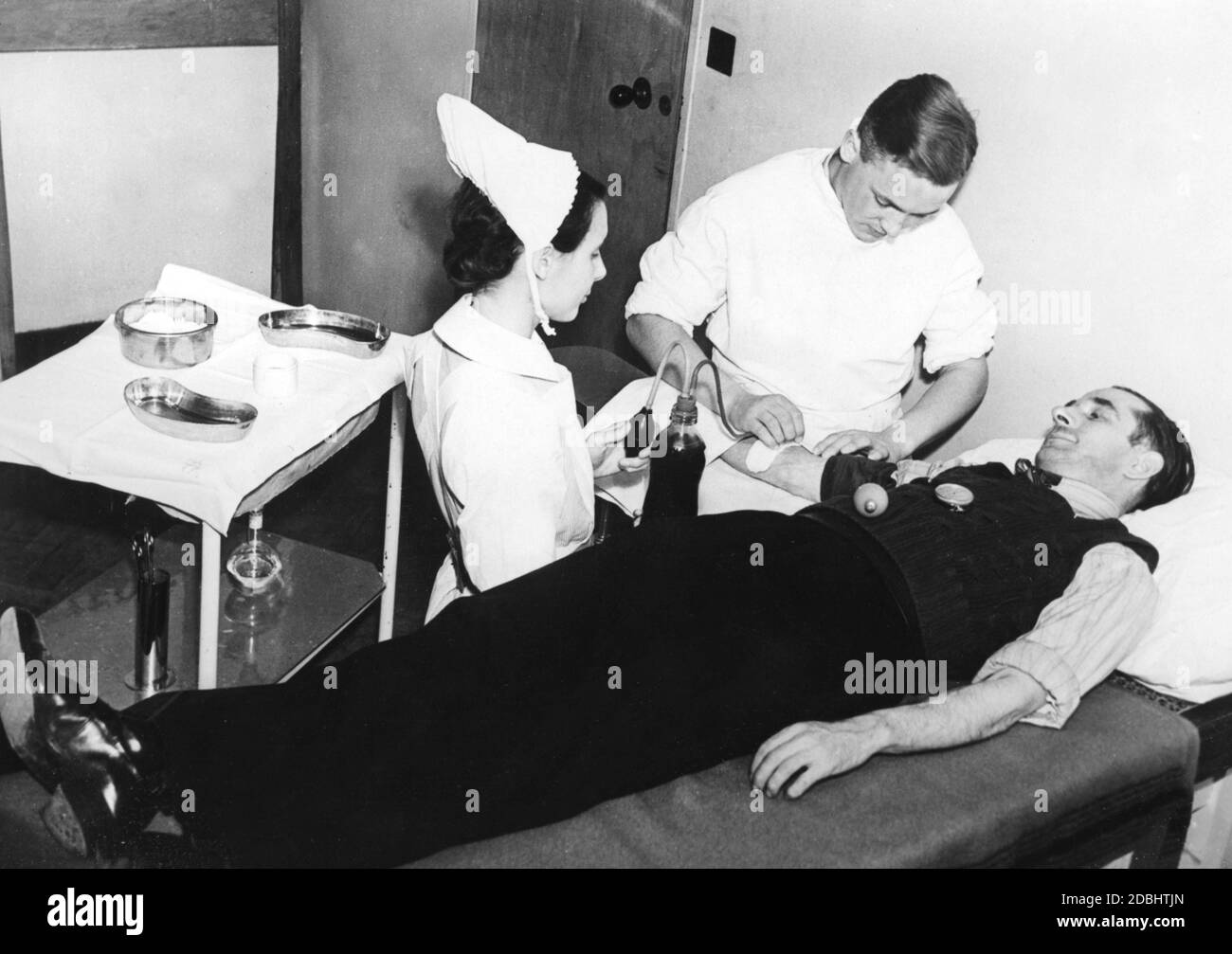 Im Great Ormond Street Hospital, einem Lehrkrankenhaus in London, wird Blut von freiwilligen Spendern entnommen. Die Blutreserven werden während des Krieges dringend benötigt. Stockfoto