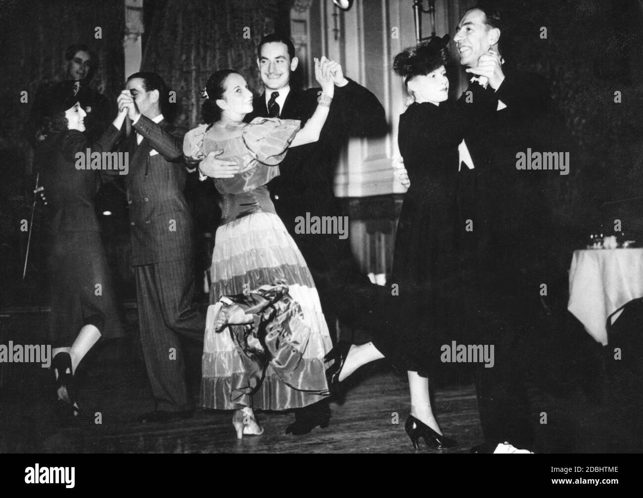 'Der professionelle Tänzer Monsieur Pierre und seine Tanzpartnerin Doris Lavelle tanzen zusammen mit anderen Paaren den ersten Tanz seit Kriegsbeginn im Londoner Restaurant ''Frascati'' in der Oxford Street (Black Out Stroll).' Stockfoto