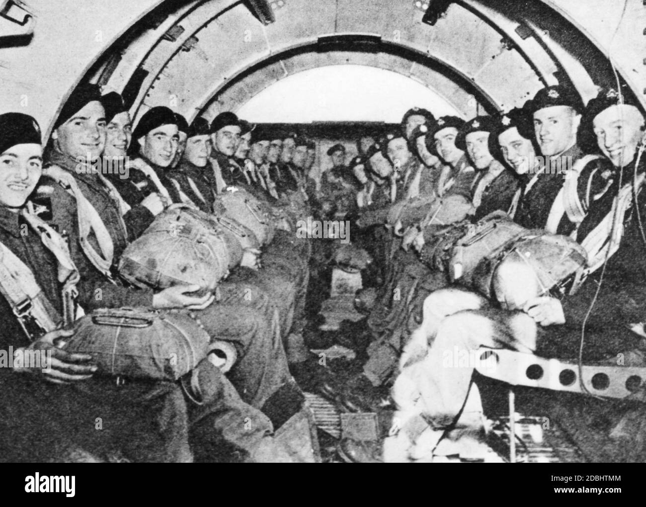 'Britische Soldaten werden in einem ''Airspeed AS.51 Horsa'' Frachtflugzeug transportiert.' Stockfoto