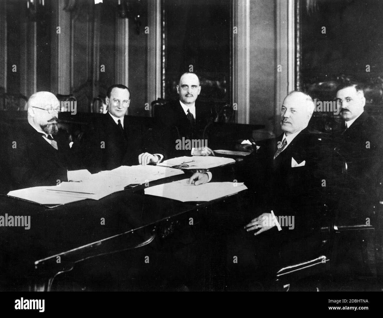 Ansicht eines Treffens der regierungskommission, die im Auftrag des Völkerbundes die Saar-Region verwaltet. Von links. Bartholomäus Kossmann (Saarland), Präsident der Regierungskommission Geoffrey Knox (England), Mauvize (Frankreich), von Ehrenroth (Deutschland) und Zoricic (Jugoslawien). Stockfoto