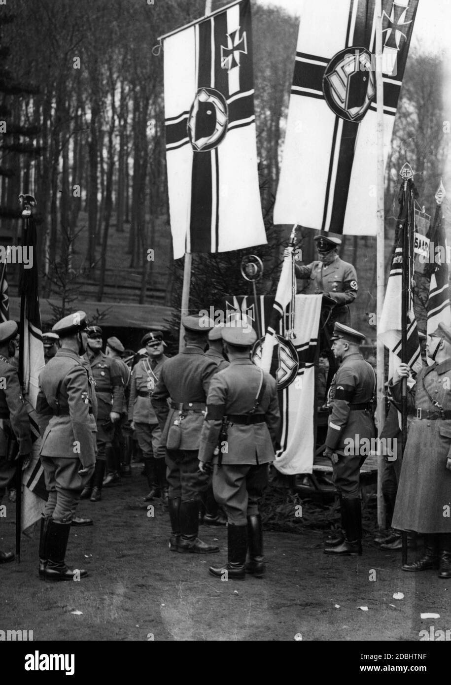 Bei den Feierlichkeiten zur Wiedereingliederung der Saar in das Deutsche Reich weihte Franz Seldte (auf dem Podium) bei einer Stahlhelm-Veranstaltung in der Waldhalle in Saarbrücken eine Flagge dieses NS-Frontkämpferbundes. Stockfoto
