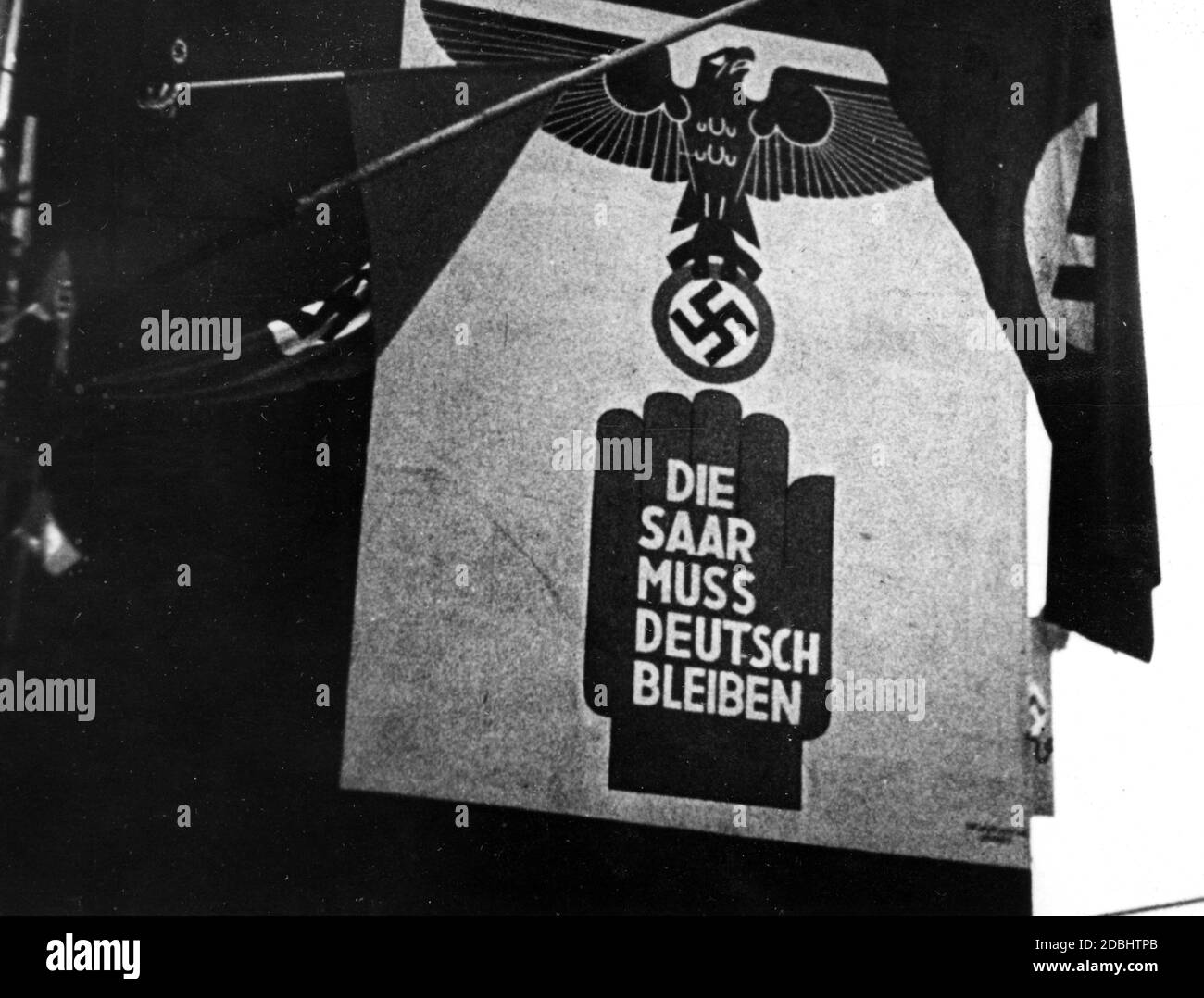 "Die Wochenschau der UFA fördert das Referendum über die Annexion der Saar an das Deutsche Reich am 13. Januar 1935. Unter den souveränen Symbolen ( Kaiseradler und Hakenkreuz) steht der Slogan: ''die Saar muss deutsch bleiben'''. Stockfoto