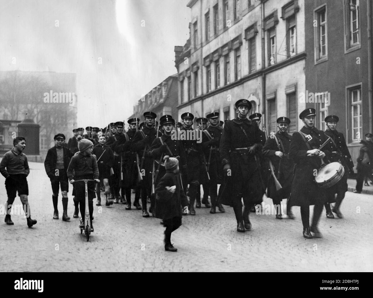 Soldaten der niederländischen Marine, die Teil der Internationalen Schutztruppe für das Saar-Referendum sind, auf dem marsch durch Saarbrücken. Stockfoto