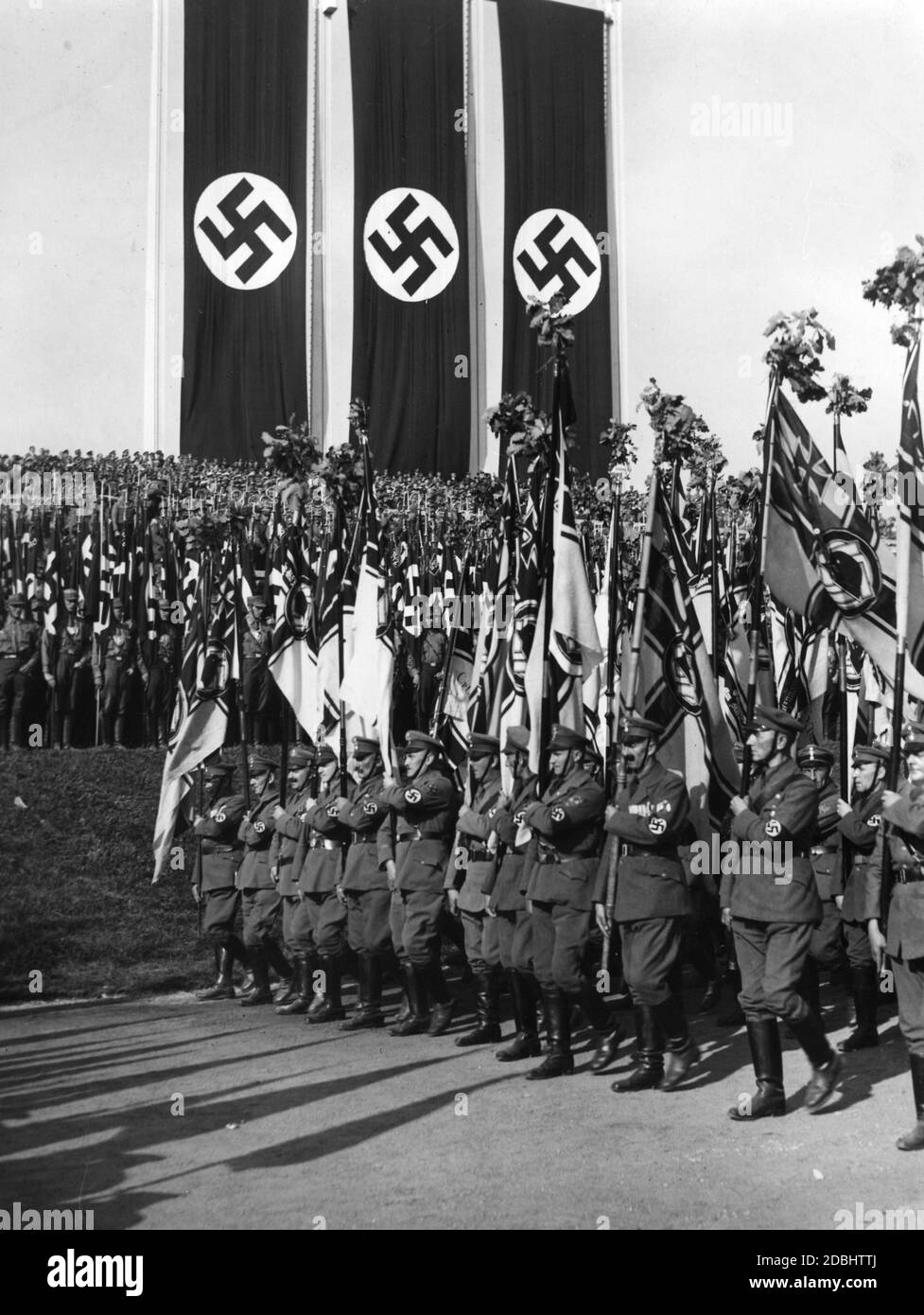 Fahnenträger des Stahlhelms marschieren auf dem Reichsparteitagsgelände in die Luitpoldarena zur Parade von SA und SS. Stockfoto