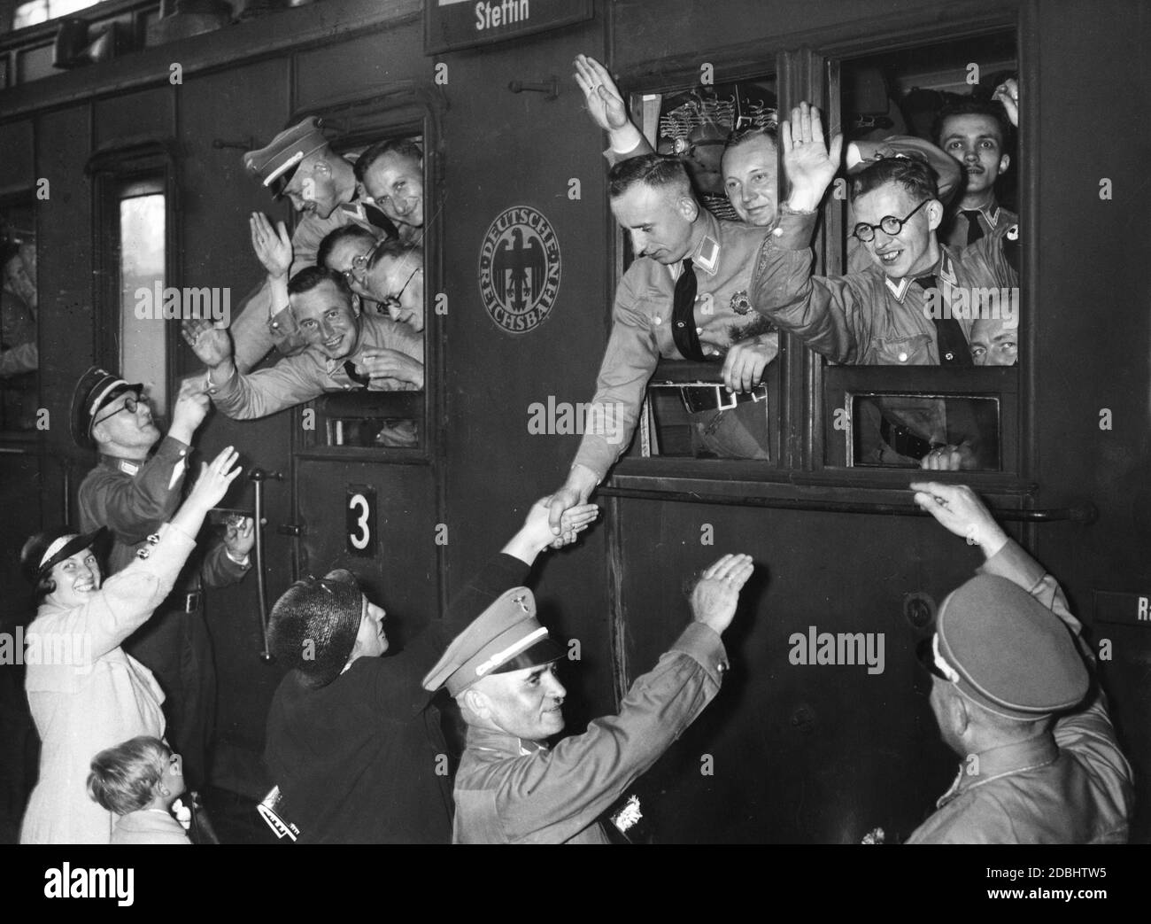 Abschiedsszene im Anhalter Bahnhof in Berlin bevor die Berliner Politiker mit der Deutschen Reichsbahn zum NSDAP-Kongress nach Nürnberg aufbrechen. In der Mitte ist das Emblem der Deutschen Reichsbahn mit dem Kaiseradler. Stockfoto