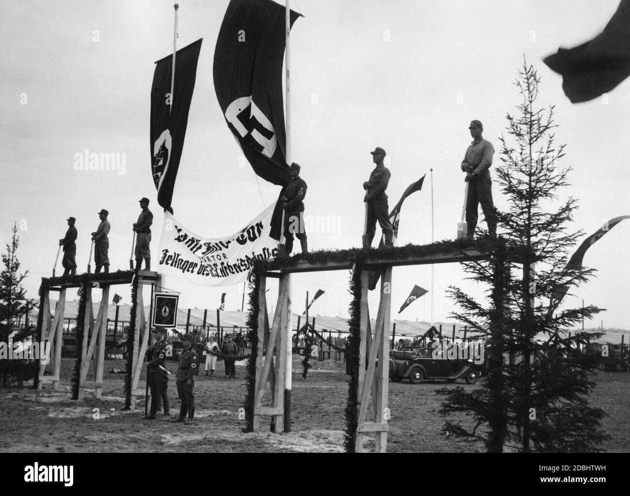'Blick auf das ''Adolf Hitler Tor'', ein Vordertor zum Zeltlager des NS-Arbeitsdienstes in Nürnberg-Langwasser, das während des NSDAP-Kongresses in Nürnberg zur Unterbringung errichtet wurde. Das Tor ist mit überlebensgroßen Nachbildungen von Männern des Arbeitsdienstes geschmückt." Stockfoto