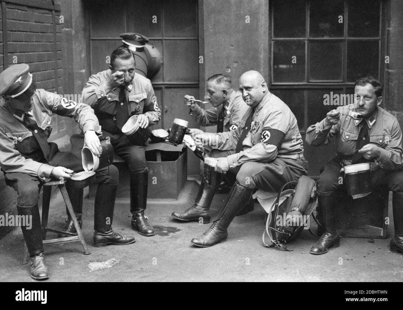 Zu Mittag essen Mitglieder der Berliner politischen Organisationen der NSDAP, die während des NSDAP-Kongresses in Nürnberg ihre Wohnung auf dem Gelände der Bingwerke AG eingerichtet haben. Stockfoto
