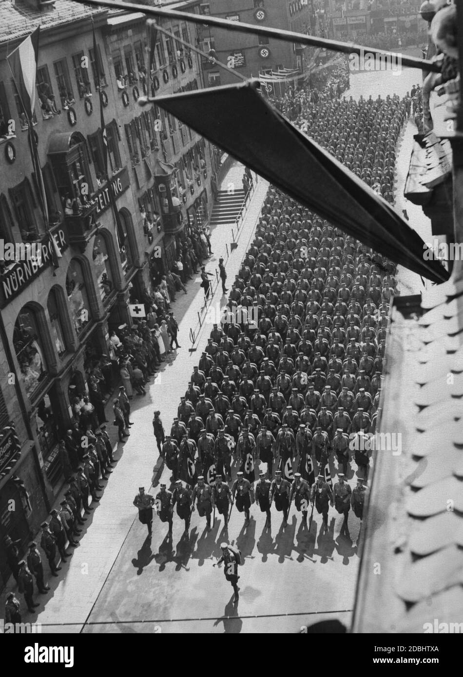 Blick auf die Parade der SA-Formationen durch Nürnberg während des NSDAP-Kongresses, hier vorbei am Gebäude der Nuernberger Zeitung. Stockfoto