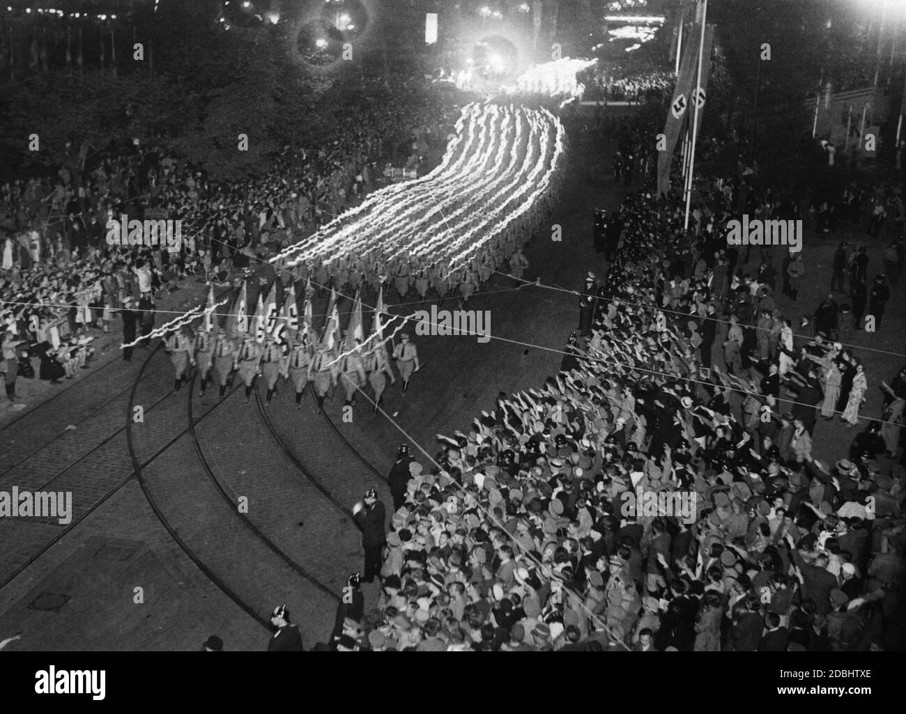 Blick auf den Fackelzug der politischen Organisationen der NSDAP am sogenannten Adolf-Hitler-Platz in Nürnberg. Stockfoto