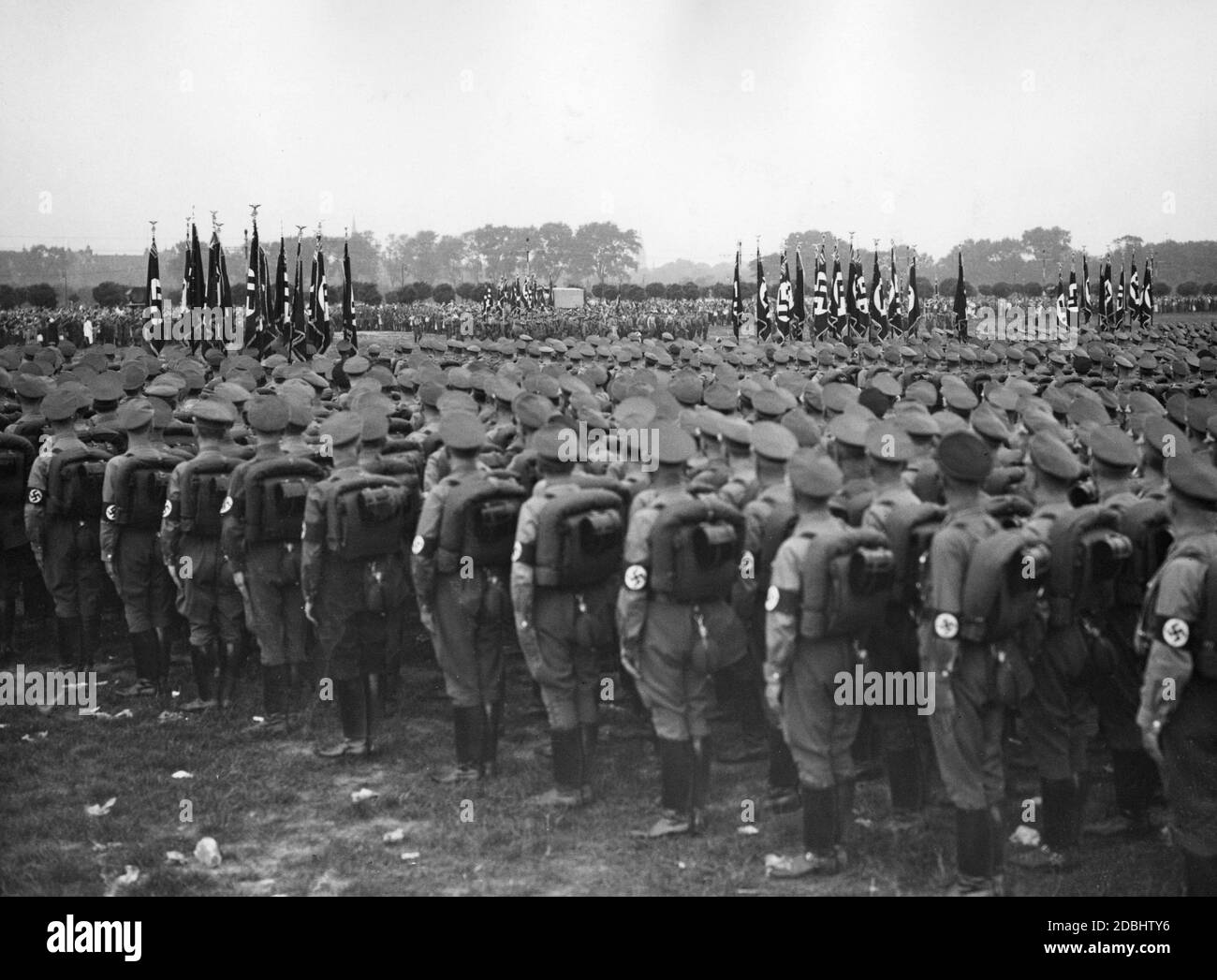 Rund 18,000 Beamte, die am NSDAP-Kongress teilnehmen werden, versammelten sich im Tempelhofer Feld in Berlin. Stockfoto