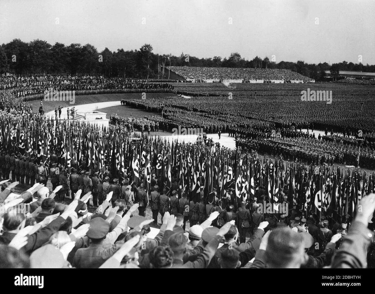 Blick auf die Parade der SA und SS in der Luitpoldarena während des Horst-Wessel-Liedes. Auf dem Rostrum Adolf Hitler und Viktor Lutze. Stockfoto