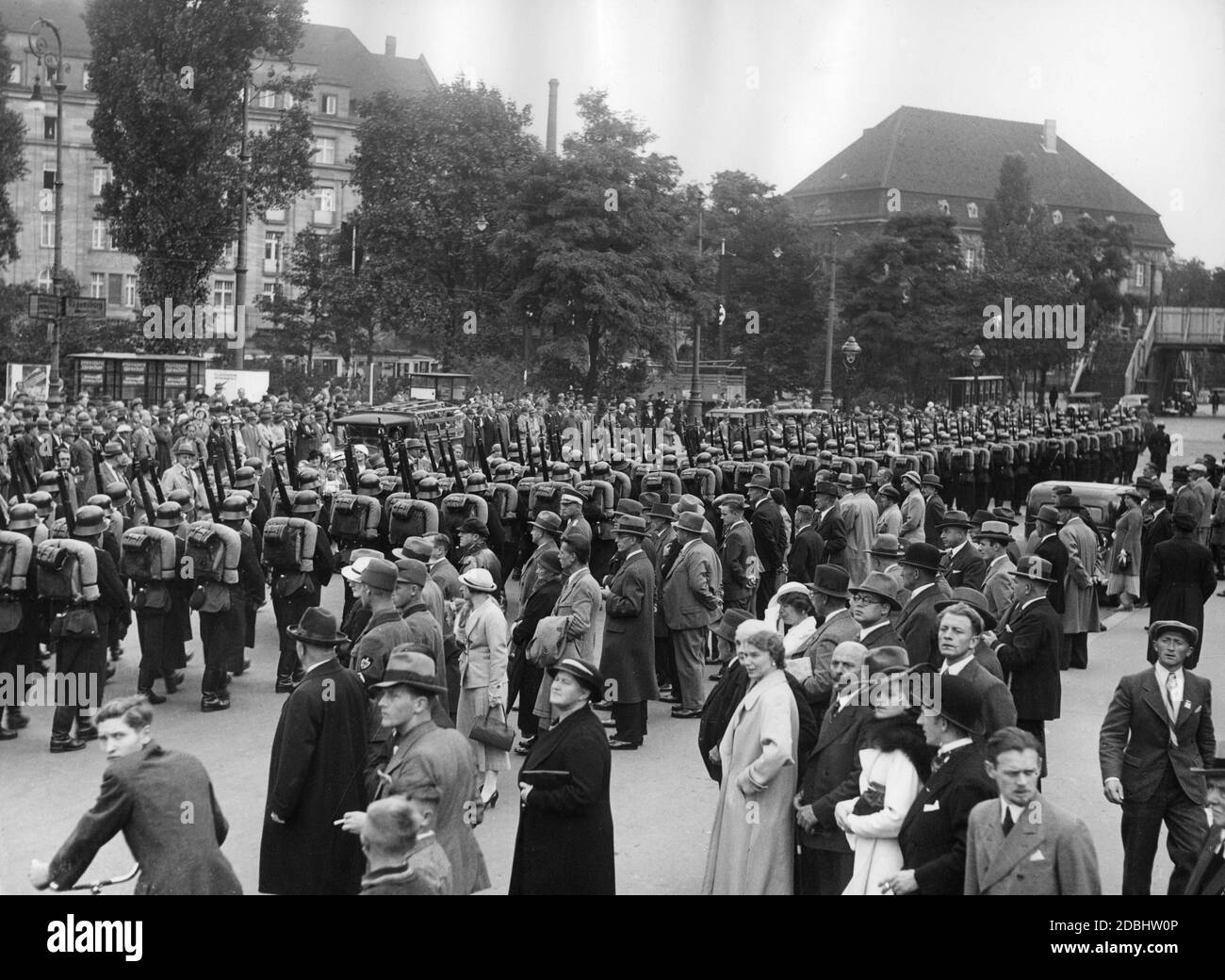 Noch vor dem Parteitag marschieren SS-Einheiten durch die Nürnberger Innenstadt, beobachtet von der Bevölkerung. Stockfoto