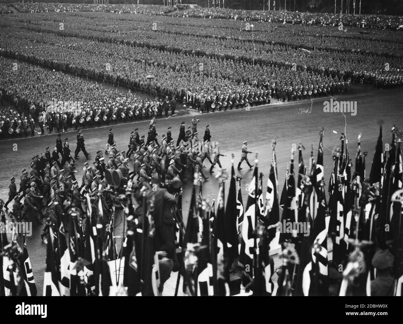 Adolf Hitler, Rudolf Hess und die Führer der NSDAP kommen während des NSDAP-Kongresses zur Kundgebung der politischen Führer auf Zeppelinwiese. Stockfoto