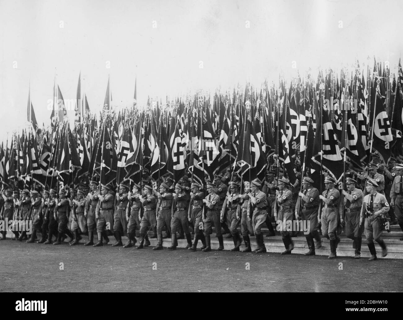 Blick auf den marsch der Normalträger zur Parade der politischen Organisationen der NSDAP auf dem Zeppelin-Feld auf dem Reichsparteitagsgelände. Stockfoto