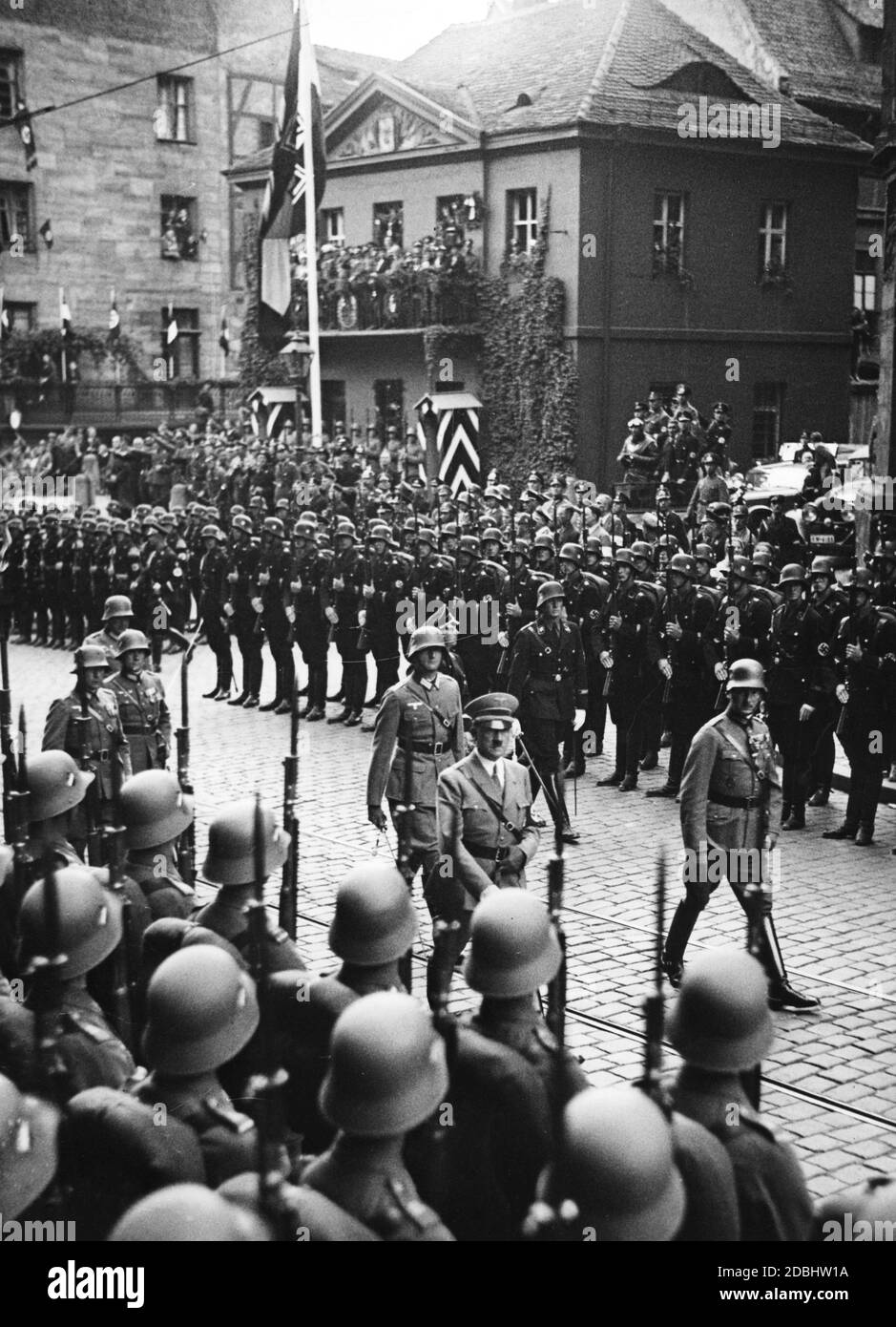 "Während des NSDAP-Kongresses in Nürnberg inspiziert Adolf Hitler die Truppen der Wehrmacht und der Leibstandarte-SS ''Adolf Hitler'''." Stockfoto