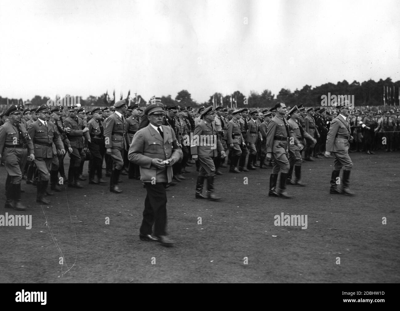 Adolf Hitler, Rudolf Hess (hinter Hitler links) und Robert Ley (rechts) kommen auf dem Zeppelinfeld zur Kundgebung der politischen Führer zusammen mit den Führern der NSDAP an. Links Heinrich Hoffmann mit einer Fotokamera. Stockfoto