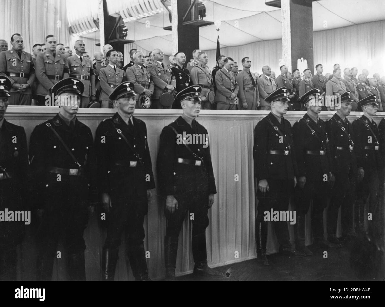 In der Luitpoldarena während der Eröffnungszeremonie des NSDAP-Kongresses in Nürnberg. Von links nach rechts: Hans Frank, Alfred Rosenberg, Wilhelm Frick, Joseph Goebbels, Robert Ley, Franz Xaver Schwarz, Heinrich Himmler, Viktor Lutze, Rudolf Hess, Julius Streicher. Weiter rechts: Hermann Göring, Bernhard Rust, Adolf Huehnlein, Amann. Hinter Ley: Wilhelm Brückner. Stockfoto