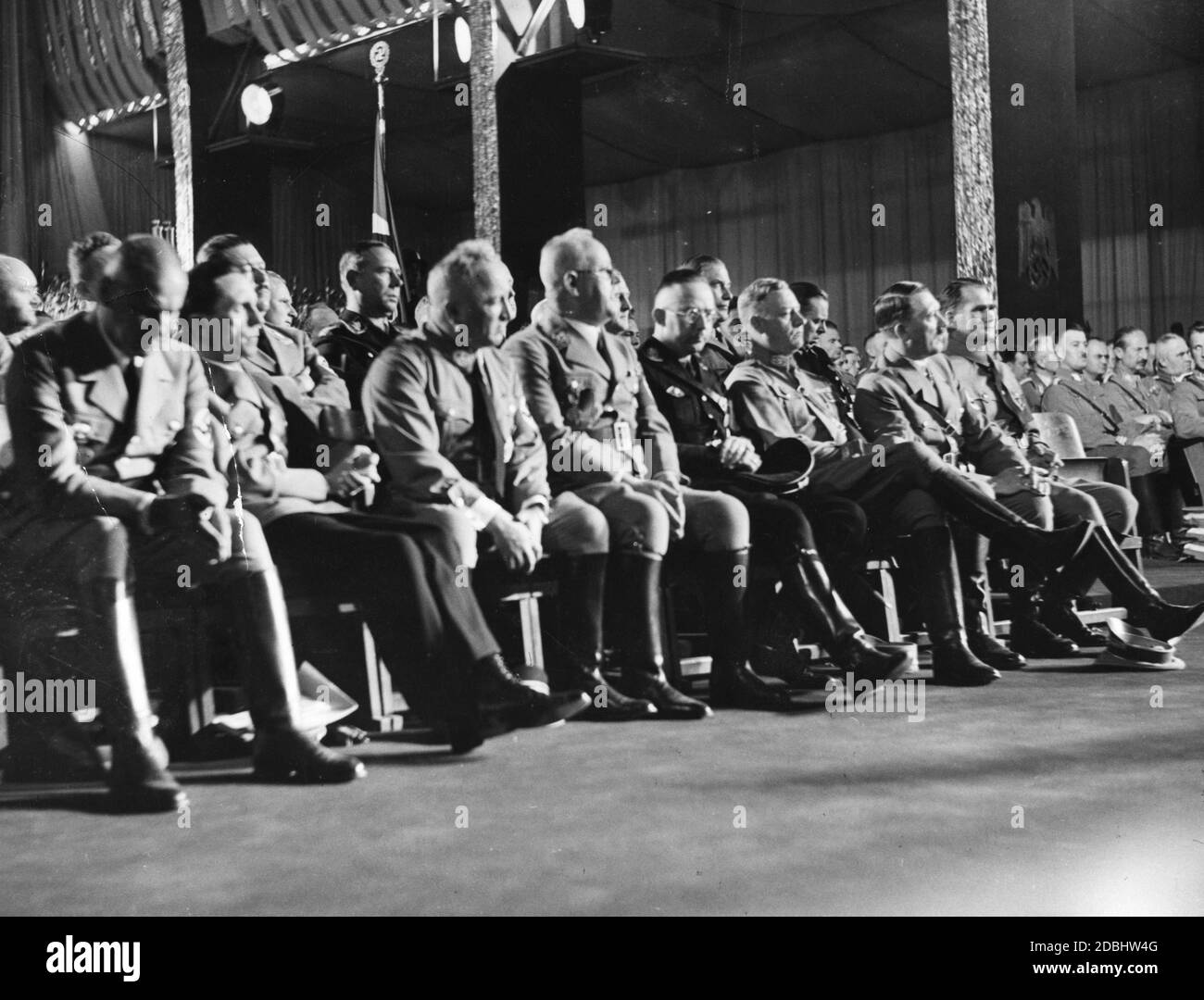Bei der Eröffnung des NSDAP-Kongresses in der Nürnberger Luitpoldhalle von links: Joseph Goeebels, Robert Ley, Franz Xaver Schwarz, Heinrich Himmler, Viktor Lutze, Adolf Hitler und Rudolf Hess. Hinter Schwarz steht Joachim von Ribbentrop, hinter Hitler Wilhelm Brückner und Julius Schaub. Rechts, August Wilhelm von Preußen. Stockfoto