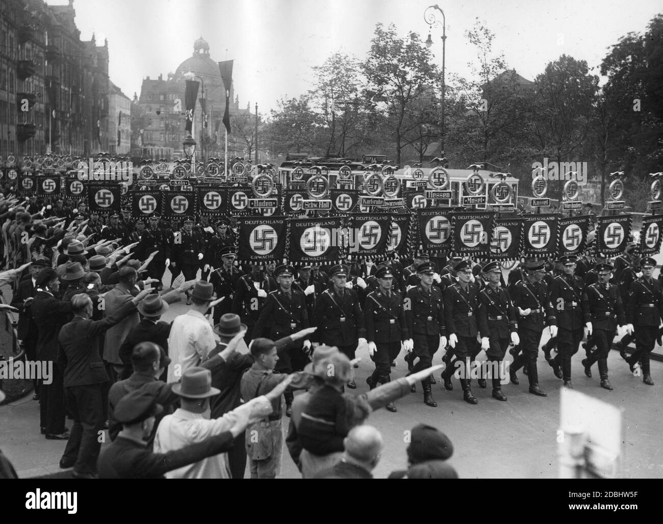 Blick auf die Parade der SS-Standarte durch die Nürnberger Altstadt, wo sie von der Bevölkerung begrüßt werden. Links nach rechts Baden, Schw. Halle, Karlsruhe, Schwarzwald, Hessen, Mosel Rhein-Hessen, Kassel, Wiesbaden, Giessen. Dahinter Ruhr, Westfalen-Süd, Köln, Sauerland, Lippe, Magdeburg, Harz. Stockfoto