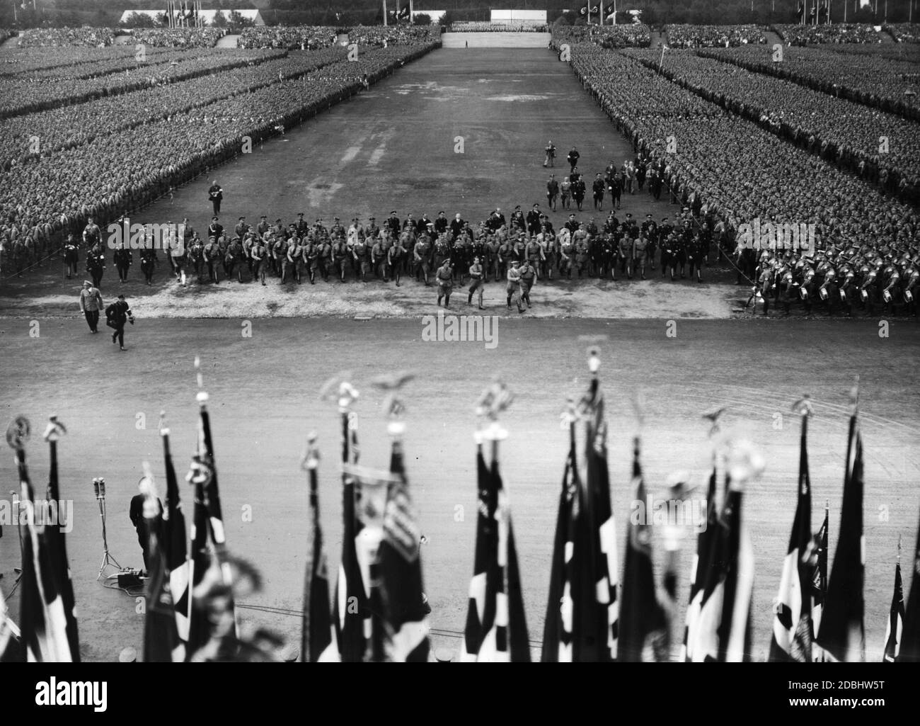 Adolf Hitler kommt zusammen mit den Führern der NSDAP (u.a. neben Hitler, Rudolf Hess, hinter ihm Heinrich Himmler und Viktor Lutze) auf das Zeppelinfeld auf dem Reichsparteitagsgelände zur Parade der politischen Organisationen. Stockfoto