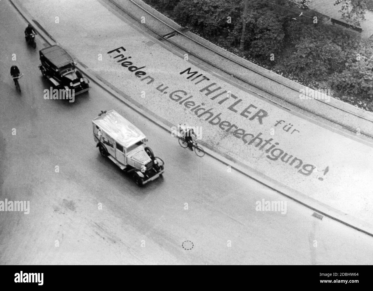 'Die Inschrift 'mit Hitler für Frieden und Gleichberechtigung!'' (Mit Hitler für Frieden und Gleichheit) auf einem Bürgersteig während des Reichstagswahlkampfes und Referendum über den Austritt aus dem Völkerbund am 12.11.1933. (Retuschierte Vorlage)' Stockfoto