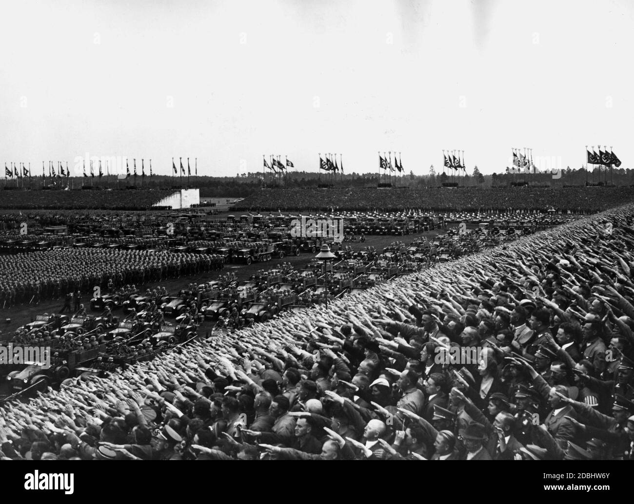 Der Tag der Wehrmacht findet auf dem Zeppelin-Feld anlässlich des NSDAP-Kongresses statt. Auf die Veranstaltung folgt eine große begeisterte Zuschauermenge. Zahlreiche Truppentransporter wurden ins Feld geholt. Im Hintergrund befinden sich auch mehrere Tanks. Stockfoto