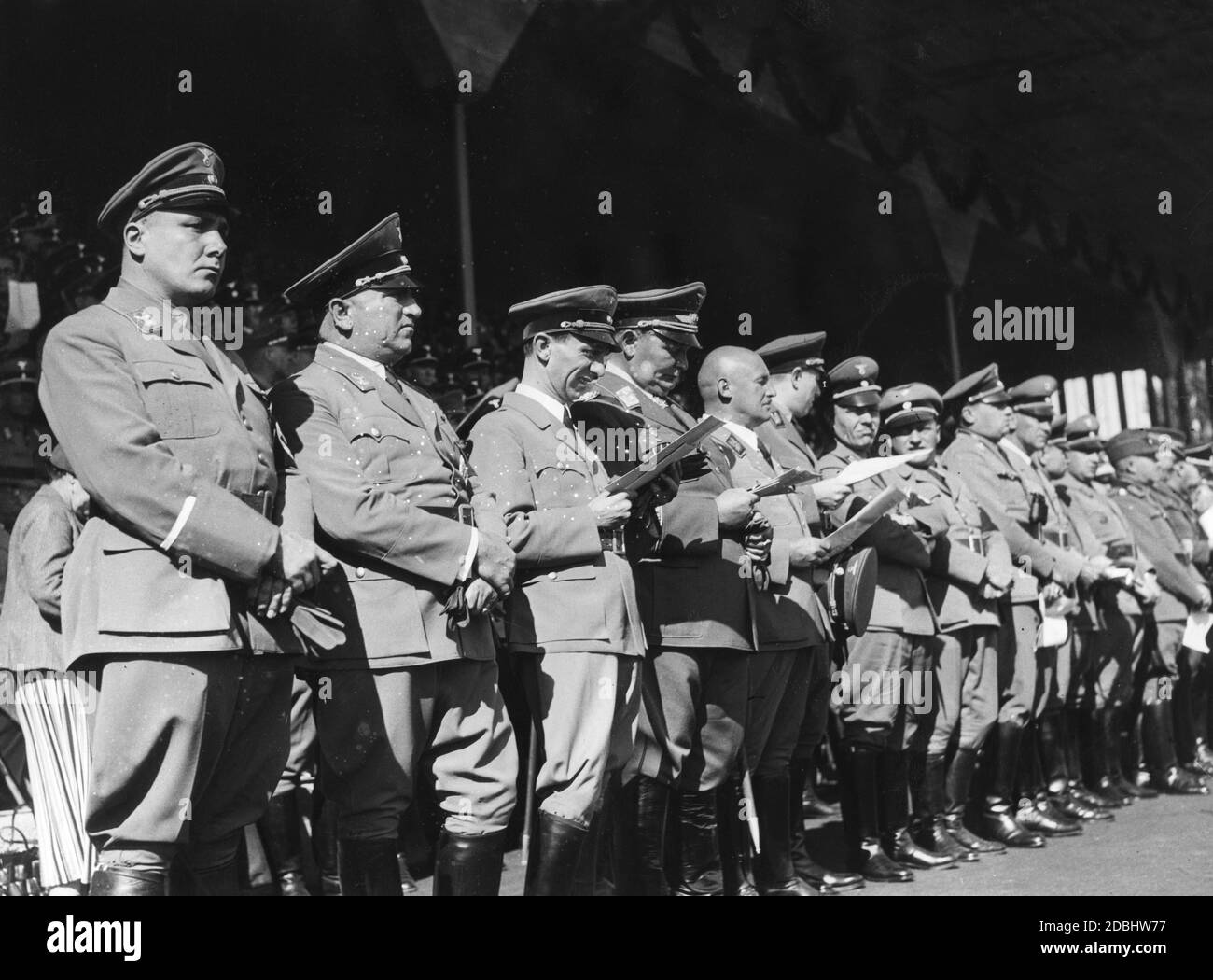 Bei der Hitlerjugend-Parade im Nürnberger Stadtstadion von links: Martin Bormann, Robert Ley, Joseph Goebbels, Hermann Göring, Julius Streicher und von rechts Heinrich Himmler, Viktor Lutze, Konstantin Hierl und Wilhelm Frick. Stockfoto