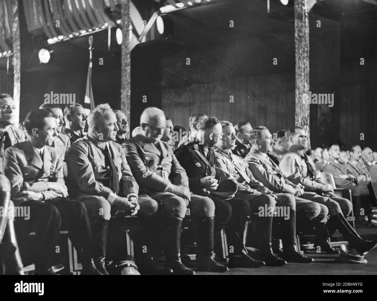 Während Alfred Rosenbergs Rede zur Eröffnung des NSDAP-Kongresses in der Nürnberger Luitpoldhalle von links nach rechts: Joseph Goeebels, Robert Ley, Franz Xaver Schwarz, Heinrich Himmler, Viktor Lutze, Adolf Hitler und Rudolf Hess. Hinter Schwarz steht Joachim von Ribbentrop, hinter Hitler, Wilhelm Brückner und Julius Schaub. Rechts, August Wilhelm von Preußen. Stockfoto
