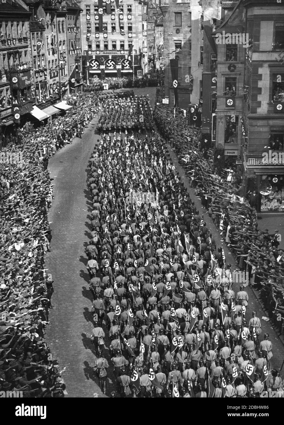 Auf dem Weg zum sogenannten Adolf-Hitler-Platz marschieren die Formationen des NSKK in Zwölferreihen durch eine dichte Ehrenlinie in der Nürnberger Kaiserstraße. Stockfoto