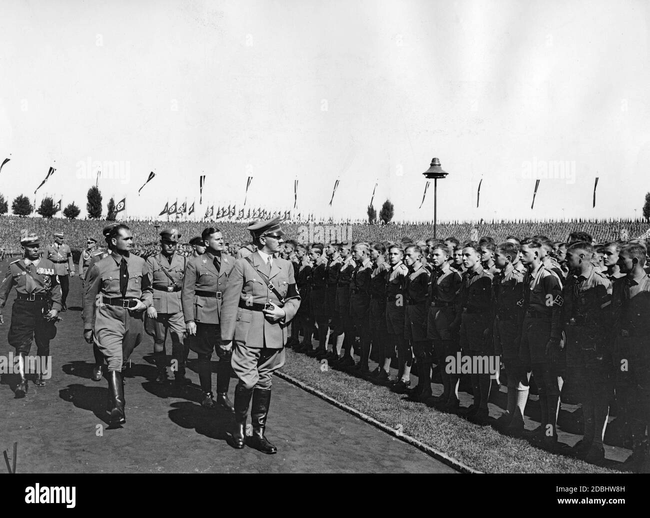 Adolf Hitler (vorne) und hinter ihm von links nehmen Adolf Huehnlein, Rudolf Hess und Baldur von Schirach den Gruß der HJ im Stadion der Hitlerjugend ein. Im Hintergrund Wilhelm Brückner. Stockfoto
