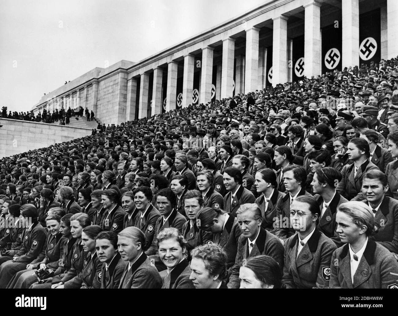 Die weiblichen Mitglieder des Reichsarbeitsdienstes beobachten ihre männlichen Kollegen von der Tribüne aus bei der großen Parade auf dem Zeppelinfeld. Stockfoto