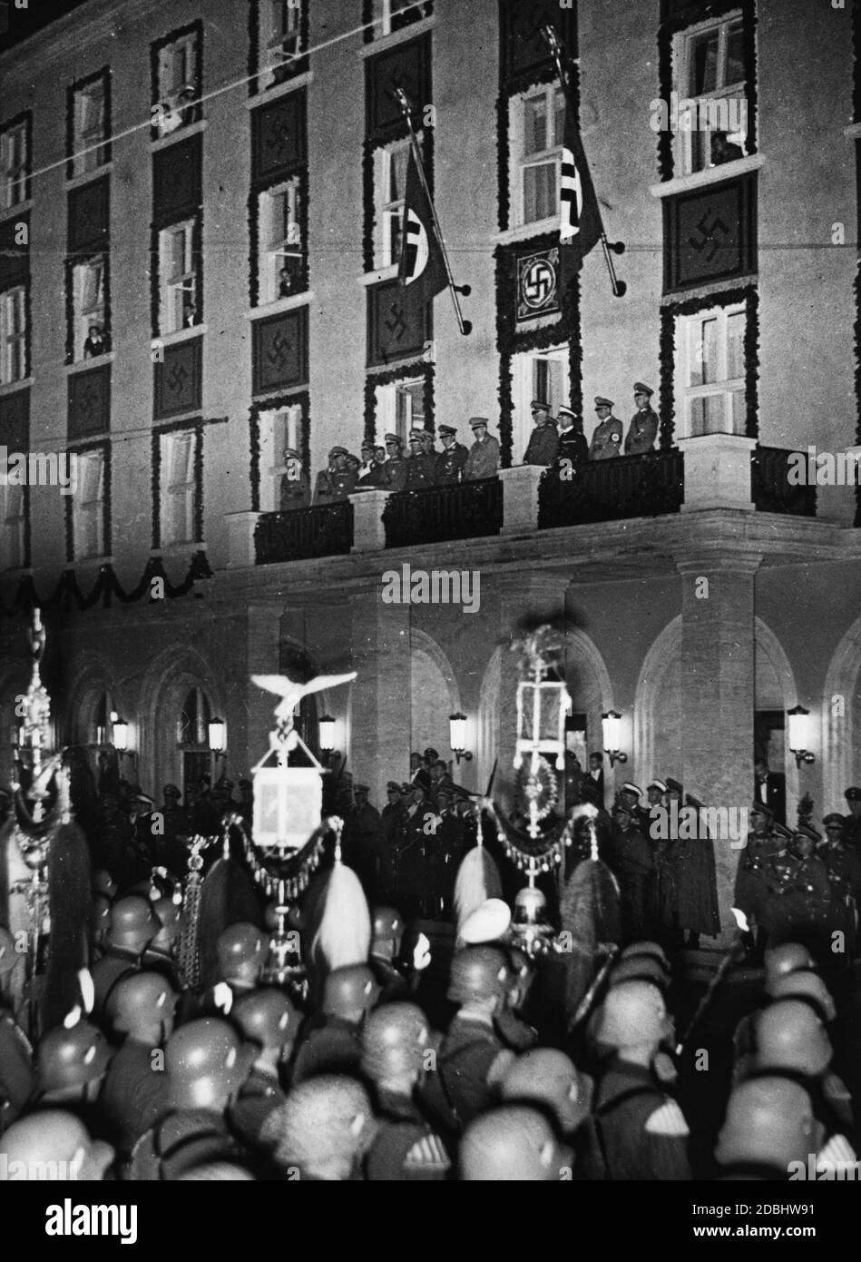 Am Ende des NSDAP-Kongresses standen 14 Musik- und Trompetenkorps sowie Delegationen der Armee, der Marine und der Luftwaffe vor Adolf Hitler (Mitte) und Wehrmachtsleitern auf dem Balkon des Hotel Deutscher Hof, um das Ende des Großen Zapfenstreiches zu markieren (Großes Tattoo). Links von Hitler sind Hermann Göring, rechts Werner von Blomberg und Erich Raeder. Stockfoto