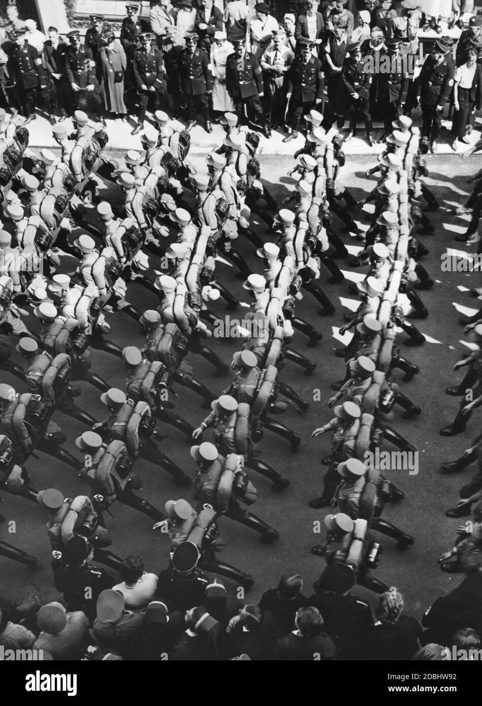 "Am sogenannten Adolf-Hitler-Platz, Nürnbergs Hauptmarktplatz, marschieren die Formationen der NSDAP-Sturmabteilung vorbei, beobachtet von der Nürnberger Bevölkerung, die vom SS-Absperrdienst abgesperrt werden." Stockfoto