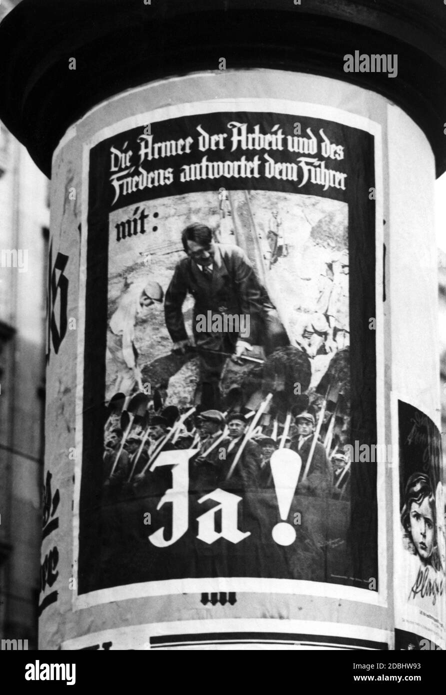 "Ein Plakat wirbt für Adolf Hitler im Reichstagswahlkampf und dem Referendum über den Austritt aus dem Völkerbund am 12.11.1933. Die Inschrift auf dem Plakat lautet: ''die Armee der Arbeit und des Friedens antwortet dem Führer mit Ja'''. Stockfoto