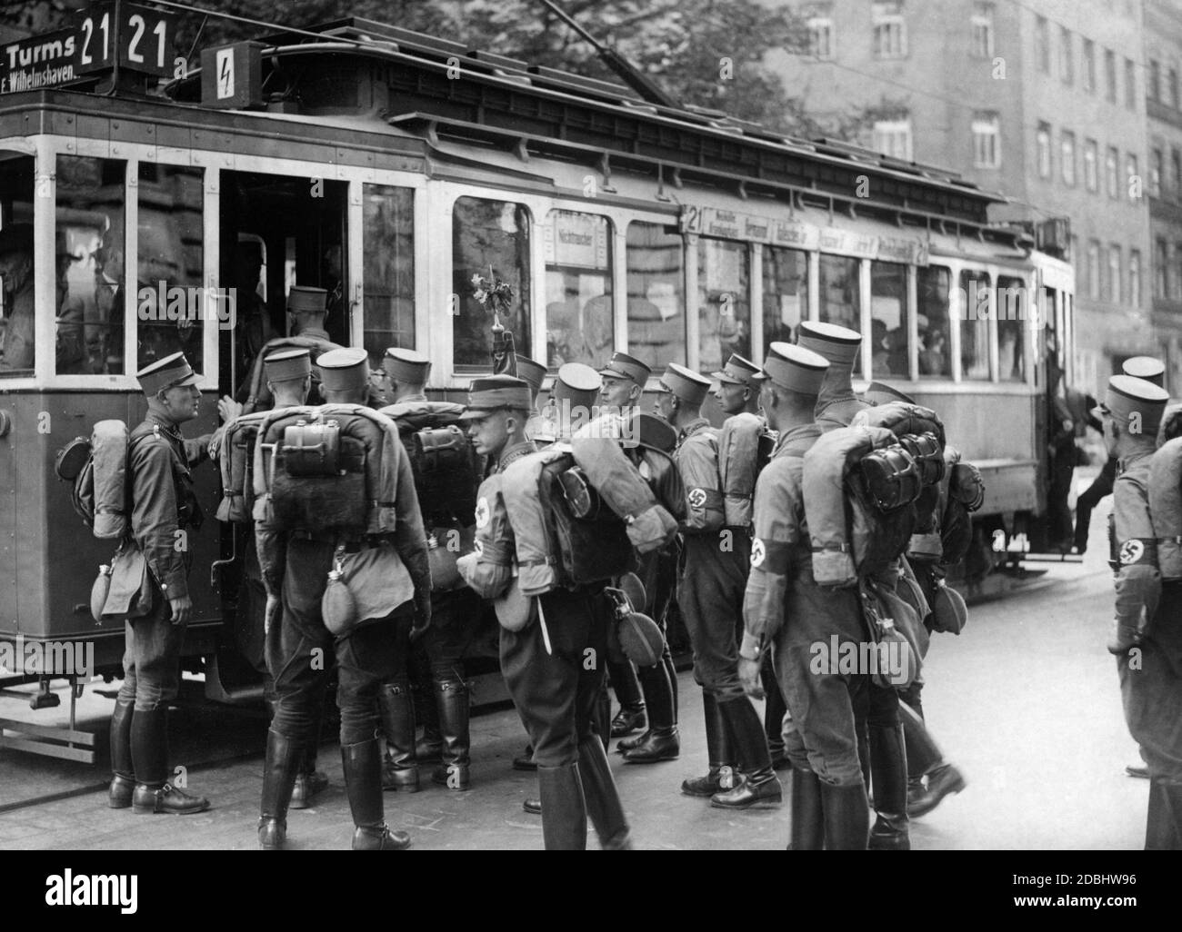 SA-Soldaten steigen in die Straßenbahn, um zum Bahnhof Wilhelmshaven zu gelangen. Sie sind auf dem Weg zum NSDAP-Kongress in Nürnberg. Stockfoto