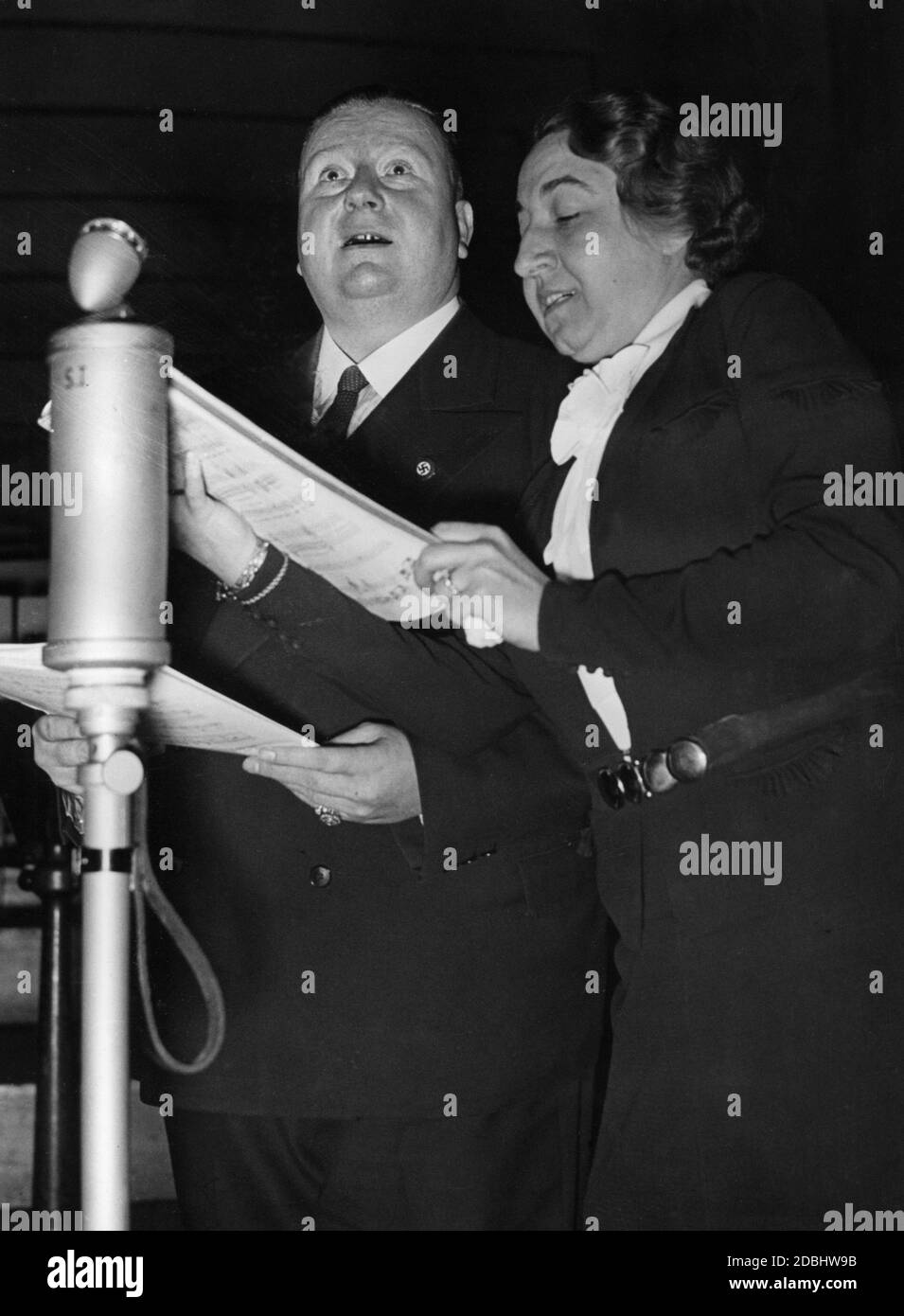 Proben für die Genoveva mit Siegfried, Marius Andersen und Magret, Betty Mergler. Marius Andersen trägt ein Partyabzeichen auf seiner Jacke. Stockfoto