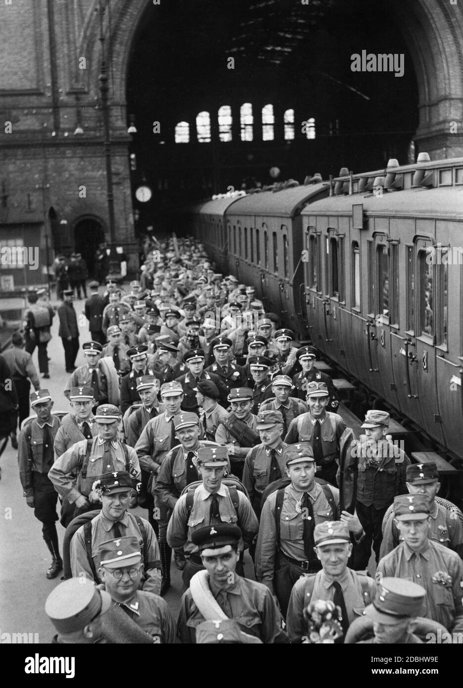 SA-Soldaten warten auf Bahnsteig 1 im Anhalter Bahnhof in Berlin auf den Sonderzug, der anlässlich des NSDAP-Kongresses nach Nürnberg fährt. Stockfoto