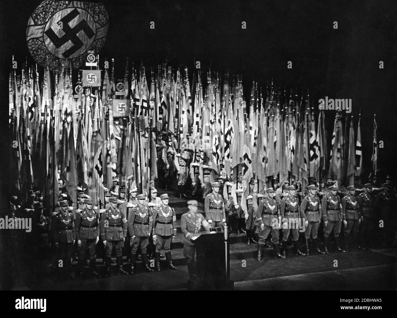 "Stabschef Viktor Lutze hält eine Festrede bei der Heldenfeier im Theater am Horst Wessel Platz in Berlin. Es ist eine Zeremonie, die von der SA-Führung am Heldengedenktag organisiert wird. Stockfoto