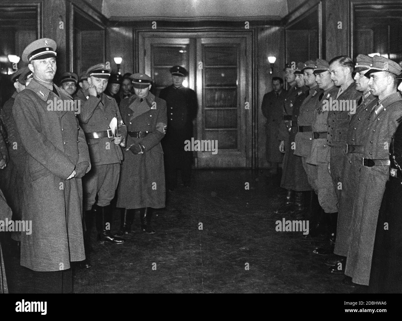 Abschiedsrede von Artur Goerlitzer vor 25 politischen Führern am Bahnhof Friedrichstraße, bevor es zu einem Führungstraining nach Ordensburg Vogelsang geht. Stockfoto